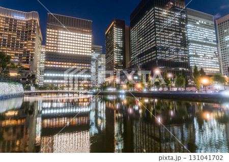 《東京都》丸の内オフィス街の夜景・水面の映り込む摩天楼 《東京都》丸の内オフィス街の夜景・水面の映り込む摩天楼 131041702