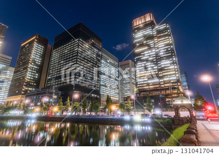 《東京都》丸の内オフィス街の夜景・水面の映り込む摩天楼 《東京都》丸の内オフィス街の夜景・水面の映り込む摩天楼 131041704