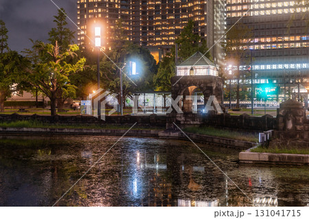 《東京都》丸の内オフィス街の夜景・水面の映り込む摩天楼 《東京都》丸の内オフィス街の夜景・水面の映り込む摩天楼 131041715