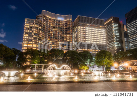 《東京都》丸の内オフィス街・和田倉噴水公園の夜景 《東京都》丸の内オフィス街・和田倉噴水公園の夜景 131041731