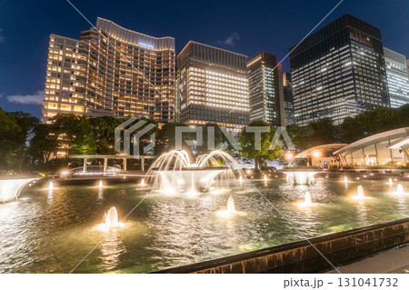 《東京都》丸の内オフィス街・和田倉噴水公園の夜景 《東京都》丸の内オフィス街・和田倉噴水公園の夜景 131041732