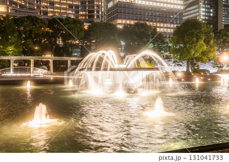 《東京都》丸の内オフィス街・和田倉噴水公園の夜景 《東京都》丸の内オフィス街・和田倉噴水公園の夜景 131041733