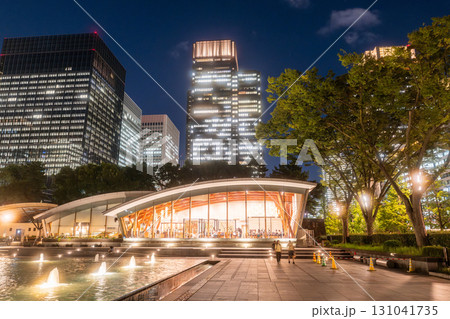 《東京都》丸の内オフィス街・和田倉噴水公園の夜景 《東京都》丸の内オフィス街・和田倉噴水公園の夜景 131041735