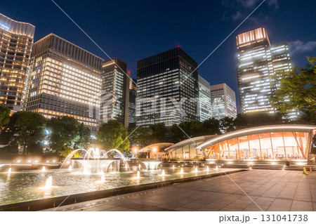《東京都》丸の内オフィス街・和田倉噴水公園の夜景 131041738