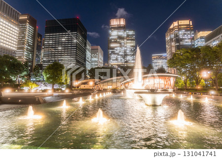 《東京都》丸の内オフィス街・和田倉噴水公園の夜景 131041741