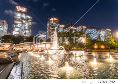 《東京都》丸の内オフィス街・和田倉噴水公園の夜景 《東京都》丸の内オフィス街・和田倉噴水公園の夜景 131041742