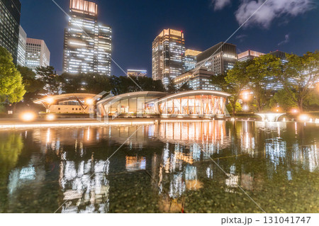 《東京都》丸の内オフィス街・和田倉噴水公園の夜景 《東京都》丸の内オフィス街・和田倉噴水公園の夜景 131041747