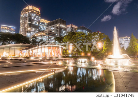 《東京都》丸の内オフィス街・和田倉噴水公園の夜景 131041749