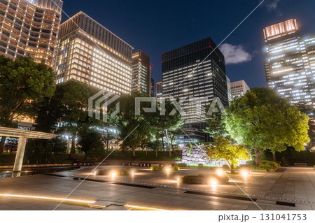 《東京都》丸の内オフィス街・和田倉噴水公園の夜景 《東京都》丸の内オフィス街・和田倉噴水公園の夜景 131041753