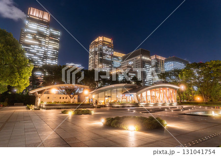 《東京都》丸の内オフィス街・和田倉噴水公園の夜景 131041754
