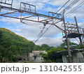 山間の鉄道トンネル入口と電化設備、保守施設を含む鉄道インフラの全景 131042555