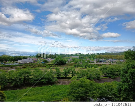 山間の農村地帯に広がる水路と緑地、住宅と耕作地が点在する風景 山間の農村地帯に広がる水路と緑地、住宅と耕作地が点在する風景 131042612
