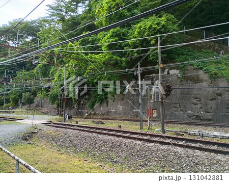 山間の電化鉄道区間における放置された架線設備と保守用機器 131042881