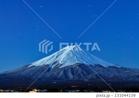 星の軌跡と夜明け前の雄大な富士山 星の軌跡と夜明け前の雄大な富士山 131044139