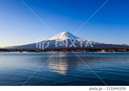 冬の河口湖に映る逆さ富士 冬の河口湖に映る逆さ富士 131044209