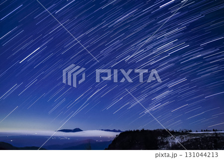美ヶ原高原の夜空に流れる星の軌跡 美ヶ原高原の夜空に流れる星の軌跡 131044213