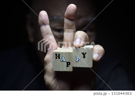 老人が手でHAPPYメッセージ 131044363