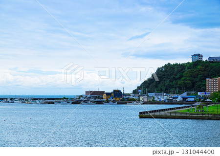 マリーナ歩道橋より遊漁船 武蔵乗り場方面を望む 131044400