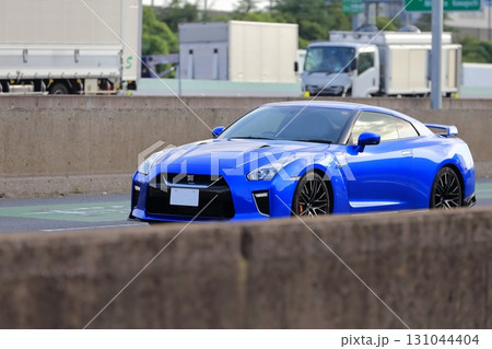 青い国産スポーツカー 131044404