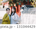 観光を楽しむ二人の女性 131044429