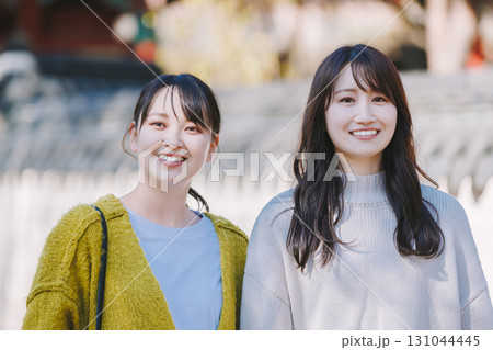 観光を楽しむ二人の女性 観光を楽しむ二人の女性 131044445