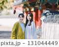 観光を楽しむ二人の女性 131044449