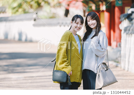 観光を楽しむ二人の女性 131044452