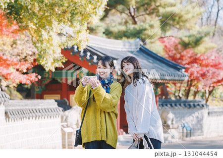 紅葉の季節  スマホで自撮りする女性 131044454