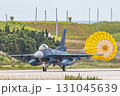 着陸後ドラッグシュートで減速する戦闘機 131045639