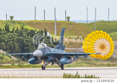 着陸後ドラッグシュートで減速する戦闘機 131045639