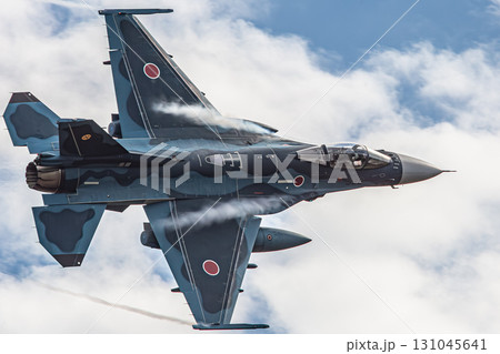 大空を飛ぶ戦闘機 大空を飛ぶ戦闘機 131045641