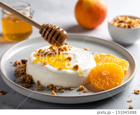 ヨーグルトに蜂蜜をかけている様子 ヨーグルトに蜂蜜をかけている様子 131045898