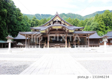 弥彦神社の拝殿 越後一宮 新潟県 弥彦神社の拝殿 越後一宮 新潟県 131046234