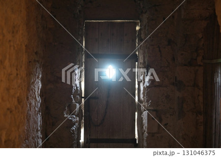 外から差し込む光 131046375