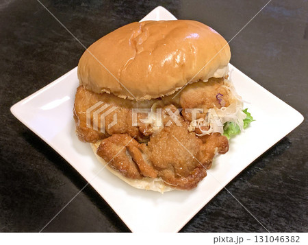 北海道名物　ザンギバーガー　鶏ザンギ　唐揚げバーガー　鶏唐揚げ 131046382