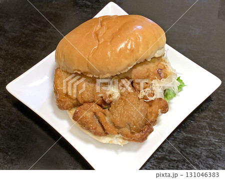 北海道名物 ザンギバーガー 鶏ザンギ 唐揚げバーガー 鶏唐揚げ 北海道名物 ザンギバーガー 鶏ザンギ 唐揚げバーガー 鶏唐揚げ 131046383