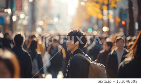 街路の人混みの中の若い男性 131046608