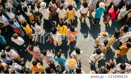 夏祭りの浴衣姿が集まる会場の人混み風景 131046610
