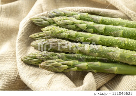 新鮮で美味しいアスパラガス 131046623