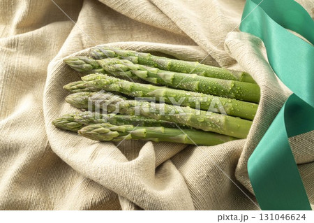 新鮮で美味しいアスパラガス 131046624