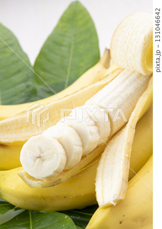 皮を剥いたバナナ 皮を剥いたバナナ 131046642