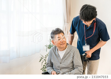 車椅子のシニア男性患者と介護士・ケアマネージャーの男性スタッフ(認知症・リハビリ) 車椅子のシニア男性患者と介護士・ケアマネージャーの男性スタッフ(認知症・リハビリ) 131047033