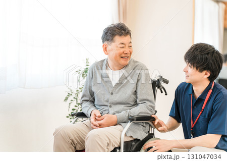 車椅子のシニア男性患者と介護士・ケアマネージャーの男性スタッフ(認知症・リハビリ) 車椅子のシニア男性患者と介護士・ケアマネージャーの男性スタッフ(認知症・リハビリ) 131047034