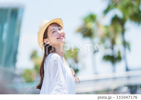 旅行を楽しむ若い女性 旅行を楽しむ若い女性 131047176