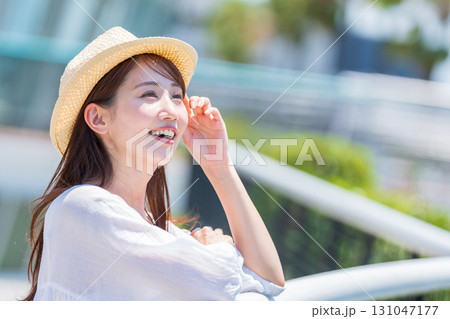 旅行を楽しむ若い女性 旅行を楽しむ若い女性 131047177