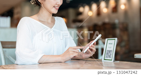 QRコード決済　キャッシュレス　スマホ 131047242