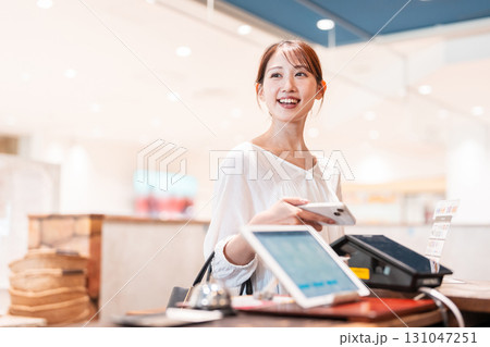キャッシュレス スマホ決済 若い女性 キャッシュレス スマホ決済 若い女性 131047251