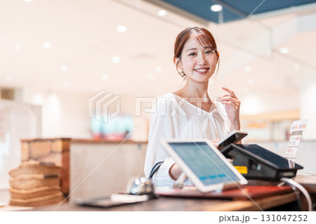 キャッシュレス　スマホ決済　若い女性 131047252