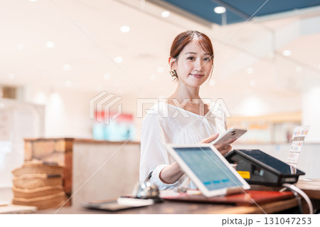 キャッシュレス スマホ決済 若い女性 キャッシュレス スマホ決済 若い女性 131047253