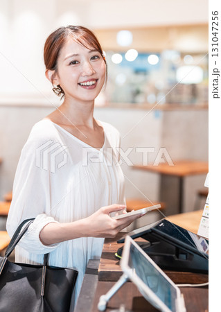 キャッシュレス　スマホ決済　若い女性 131047256